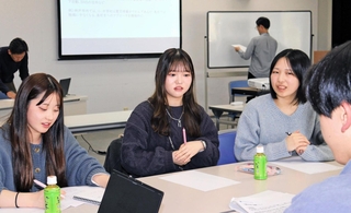 神戸と福島の学生が交流。それぞれの取り組みや教訓を出し、次世代への継承について考えた＝１７日午後３時２７分、神戸新聞本社