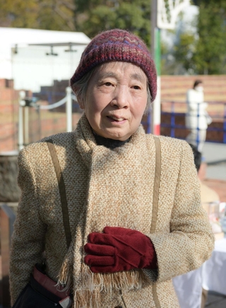 亡くなった長女純子さんへの思いを語る三輪教子さん＝１７日午前１０時７分、神戸市中央区加納町６、東遊園地（撮影・大田将之）