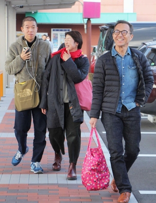 決まった曜日、決まった時刻、決まったコースで買い物を終えた山本家＝丹波市内