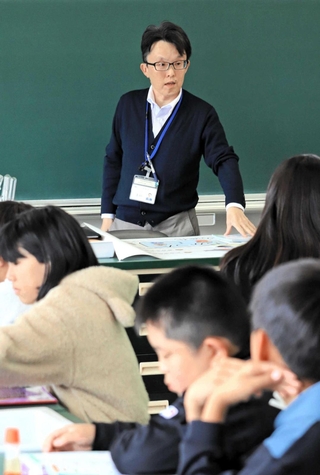 阪神・淡路大震災で亡くなった親友のことを話した上前宏人教諭＝西宮市東山台２、東山台小