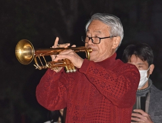 追悼の思いを胸に、１月１７日に東京で初めて演奏した松平晃さん＝東京・芝公園（撮影・名倉あかり）