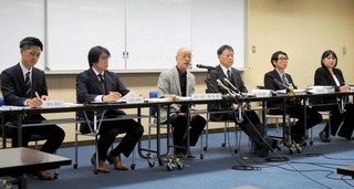 調査報告書の内容について会見する第三者委員会のメンバー＝１９日午後、神戸市中央区東川崎町１、市総合教育センター