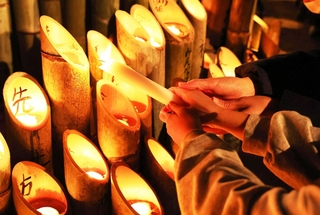 私からあなたへ。記憶をつなげる＝１７日夜、神戸市中央区加納町６、東遊園地（撮影・笠原次郎）