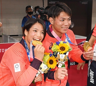 東京五輪でそろって金メダルを手にした阿部一二三選手（右）と詩選手＝２０２１年７月、東京・日本武道館