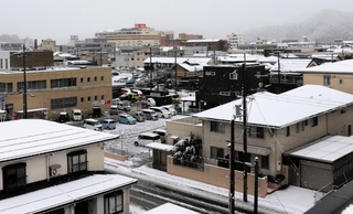 うっすら雪が降り積もった豊岡市街＝20日午後