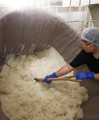 甘い香りと湯気が立ち、蒸し上がった酒米＝20日午前、神戸市東灘区御影塚町１