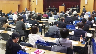 衆院選立候補予定者らが集まった説明会＝神戸市中央区山本通４、兵庫県立のじぎく会館（撮影・村上貴浩）