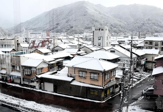 雪化粧をした朝来市和田山地域の中心部＝21日午前、同市和田山町東谷