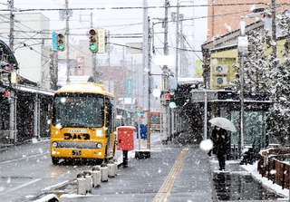 雪が降り始めた豊岡市街＝21日午前、豊岡市中央町