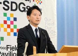 定例会見で質問に答える斎藤元彦知事＝兵庫県庁