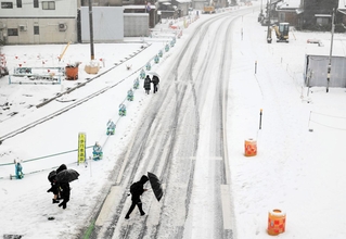 降雪で真っ白になったまち＝新温泉町浜坂