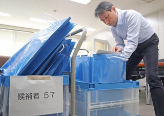 選挙関連資料の確認など忙しく準備を進める職員＝兵庫県庁