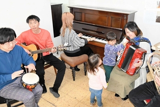 世界を巡り、姫路の古民家にたどり着いたピアノ。地域のイベントで演奏が披露された＝姫路市網干区新在家、片岡家住宅