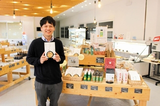 自慢の特産品売り場に立つ寺川敏博さん＝兵庫県多可町八千代区中野間、エアレーベン八千代