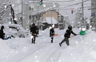 除雪に追われる住民たち＝２２日午前、豊岡市寿町（撮影・阿部江利）