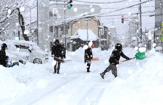 除雪に追われる住民たち＝２２日午前、豊岡市寿町（撮影・阿部江利）