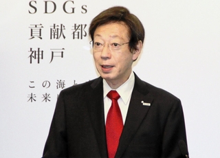 定例会見で自らの考えを述べる神戸市の久元喜造市長＝同市役所