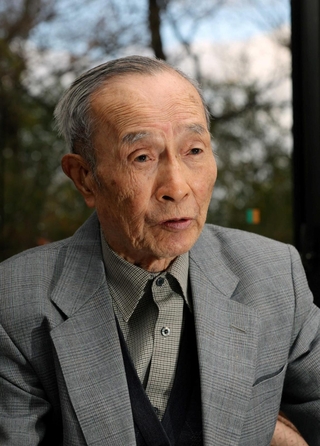 被爆の経験を語る内波秀一さん。取材のたびに渡してくれた手記の一節に「我が青春に悔いはあり」としたためていた＝神戸市北区（撮影・中西幸大）