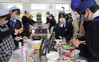 班に分かれて、考えたレシピの防災食の調理にチャレンジ＝神戸市垂水区名谷町、福田中学校