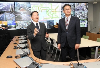 災害対策本部に使う部屋で取り組みを語る南野健一さん（左）と青木圭さん＝大阪市北区中之島３、阪神高速道路会社