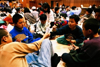 多くの人が身を寄せた避難所で、トランプ遊びをする子どもたち＝１９９５年１月２２日、神戸市長田区