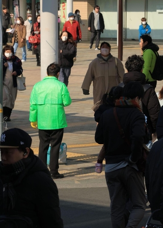 衆院解散から一夜明け、早速地元の駅前で活動する立候補予定者＝２４日午前、神戸市内（撮影・吉田敦史）