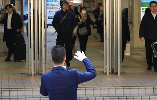 衆院解散から一夜明け、早速地元の駅前で活動する立候補予定者＝２４日午前、神戸市内（撮影・吉田敦史）