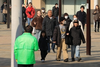 衆院解散から一夜明け、早速地元の駅前で活動する立候補予定者＝２４日午前、神戸市内（撮影・吉田敦史）