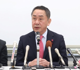 無所属での立候補を表明した坊恭寿氏（右）＝神戸市中央区三宮町２、センタープラザ西館