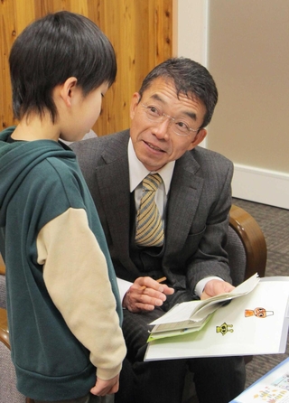 価値観が変わったという植木政行さん。児童を見つめる目が優しい＝丹波市青垣町佐治