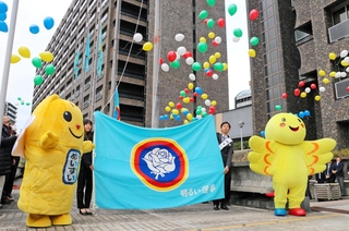風船を飛ばすなどした白バラ旗の掲揚式＝２６日午前、兵庫県庁