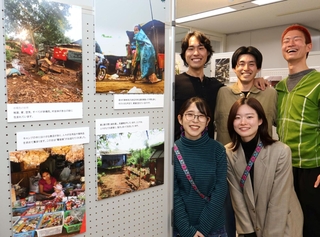ミャンマー難民のキャンプで撮影した写真を紹介する学生たち＝ひょうご国際プラザ