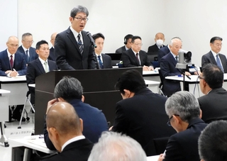 衆院選の公示を控えた署長会議で、選挙違反の取り締まりや要人警護に万全を期すよう訓示する小西康弘本部長＝兵庫県警