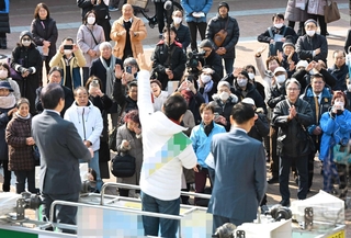 衆院選が始まり、候補者の訴えに耳を傾ける有権者ら＝２７日午前、尼崎市内（撮影・大田将之、画像の一部を加工しています）