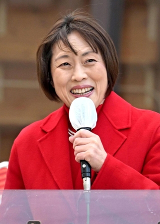 集まった有権者に支持を訴える共産党の田村智子委員長＝２７日午後、神戸市中央区、大丸神戸店前（撮影・斎藤雅志）