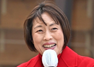 集まった有権者に支持を訴える共産党の田村智子委員長＝２７日午後、神戸市中央区（撮影・斎藤雅志）