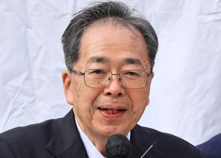 街頭演説をする中道の斉藤鉄夫共同代表＝２７日午後、神戸市長田区若松町６（撮影・鈴木雅之）