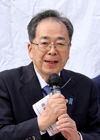 街頭演説をする中道改革連合の斉藤鉄夫共同代表＝２７日午後、神戸市長田区若松町６（撮影・鈴木雅之）