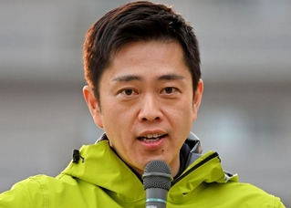 街頭で支持を呼びかける日本維新の会の吉村洋文代表＝２７日午後、神戸市垂水区、ＪＲ垂水駅前（撮影・大田将之）