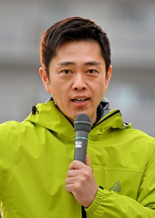 街頭で支持を呼びかける日本維新の会の吉村洋文代表＝２７日午後、神戸市垂水区、ＪＲ垂水駅前（撮影・大田将之）