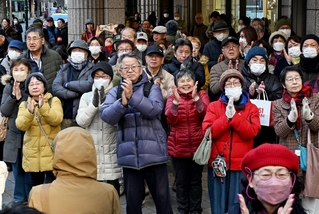 候補者の訴えに耳を傾ける有権者ら＝２７日午後、神戸市内（撮影・斎藤雅志）