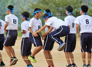 中学３年の時の体育大会本番。前年に続き、永井洋介さんと長ズボン姿の山本幹太さんが手をつないで跳んだ（山本春名さん提供）