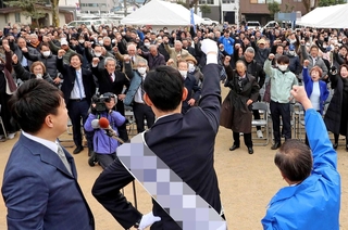 選挙戦がスタートし、支持者らと気勢を上げる候補者＝２７日午後、姫路市内（撮影・辰巳直之、画像の一部を加工しています）