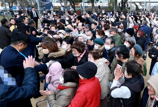 衆院選が公示され、有権者らと握手やハイタッチをしてまわる候補者＝２７日午後、神戸市内（撮影・鈴木雅之、画像の一部を加工しています）