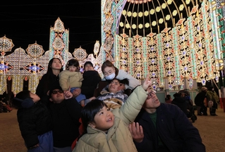 光の装飾を楽しむ人たち＝２８日夜、神戸市中央区加納町６（撮影・丸山桃奈）