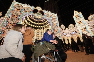 光の装飾を楽しむ子どもら＝２８日夜、神戸市中央区加納町６（撮影・丸山桃奈）
