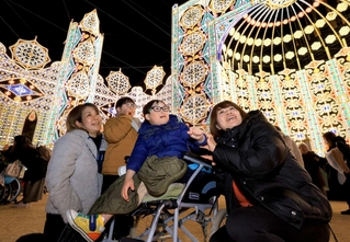 光の装飾を楽しむ「ハートフルデー」の参加者たち＝２８日夜、神戸市中央区加納町６（撮影・丸山桃奈）