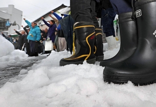 真冬の選挙戦。寒波が到来した但馬地域では長靴姿の支援者らも＝２７日、豊岡市内