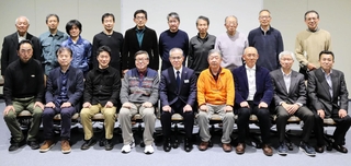 阪神・淡路大震災で被災した兵庫県立学校の復旧支援に携わった他県からの派遣職員や県教委の元職員たち＝神戸市東灘区、県教委