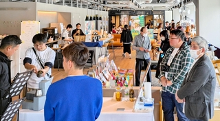 同時開催されたアンカーマルシェの様子＝神戸市中央区加納町４